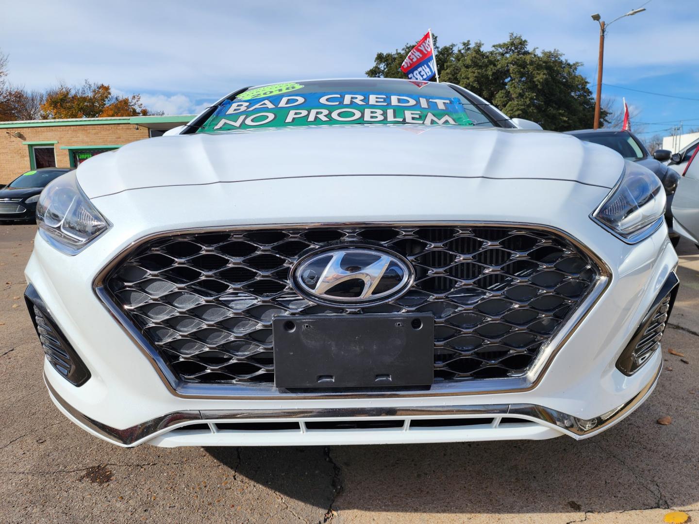 2018 DIAMOND WHITE Hyundai Sonata Sport (5NPE34AB5JH) with an 2.0L engine, AUTO transmission, located at 2660 S.Garland Avenue, Garland, TX, 75041, (469) 298-3118, 32.885551, -96.655602 - Welcome to DallasAutos4Less, one of the Premier BUY HERE PAY HERE Dealers in the North Dallas Area. We specialize in financing to people with NO CREDIT or BAD CREDIT. We need proof of income, proof of residence, and a ID. Come buy your new car from us today!! This is a Very clean 2018 HYUNDAI SON - Photo#9